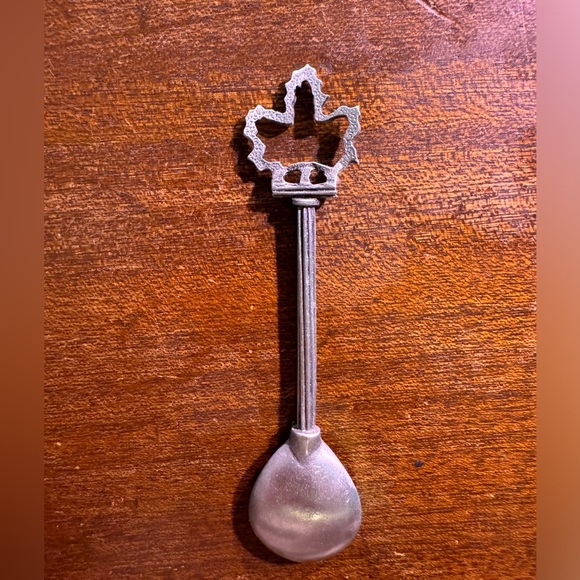 Niagara Falls Canada collectible spoon with leaf topper - Picture 4 of 4